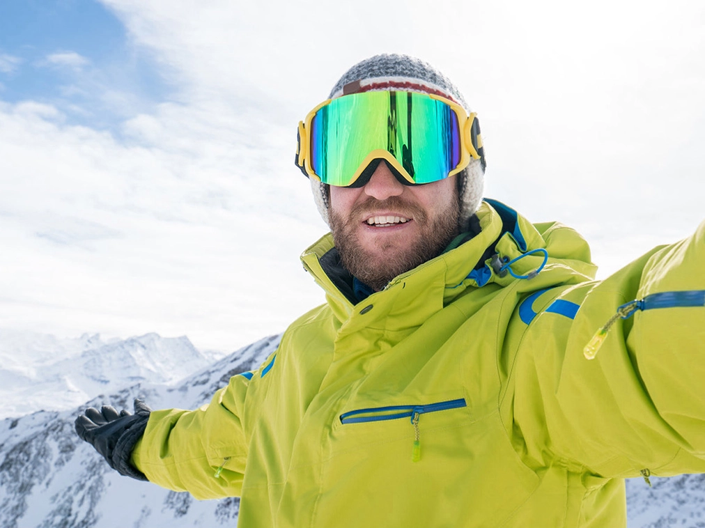 Mężczyzna robiący selfie telefonem FOSSiBOT F107 Pro w ośnieżonych górach